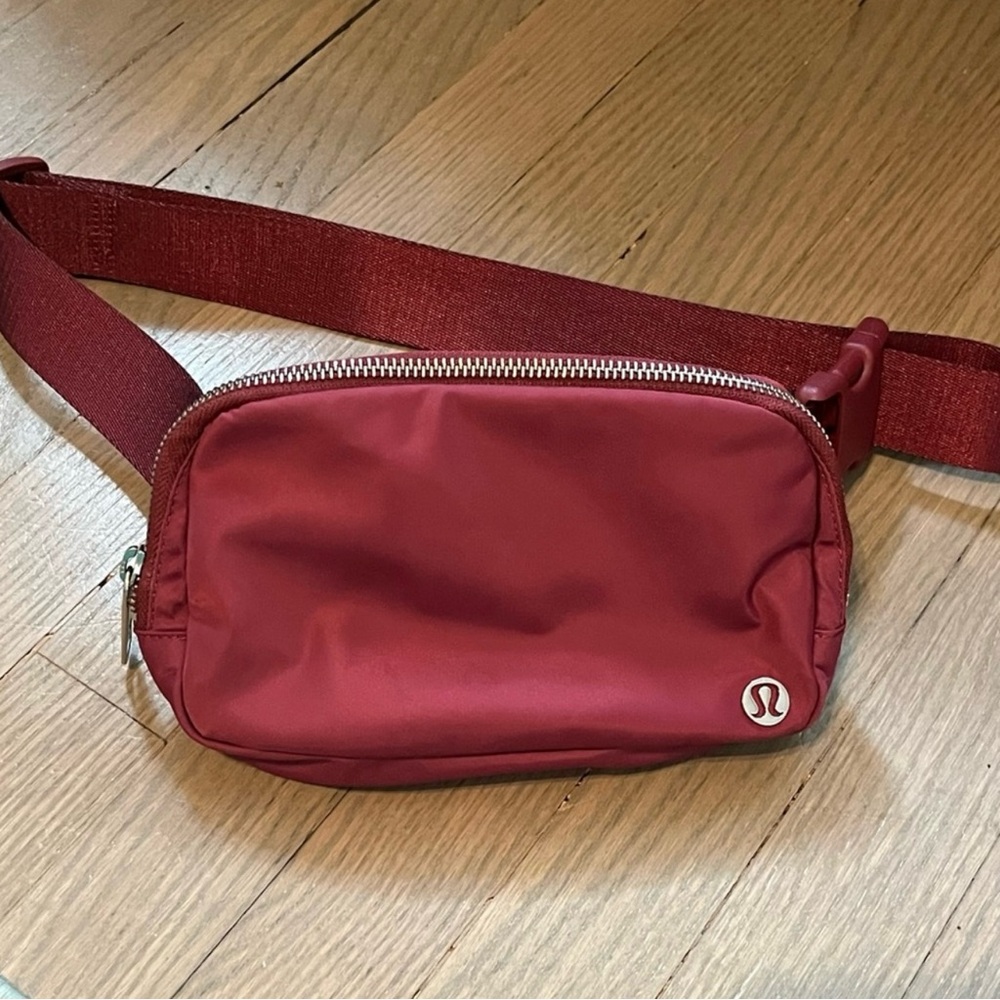 OG lululemon Everywhere Belt Bag in Mulled Wine 🍷